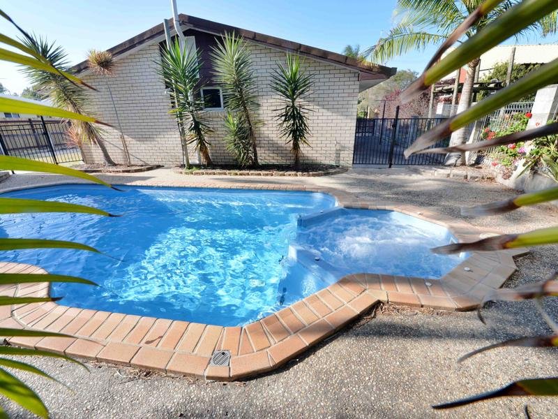 2/15 CARINYA Drive CLINTON 13