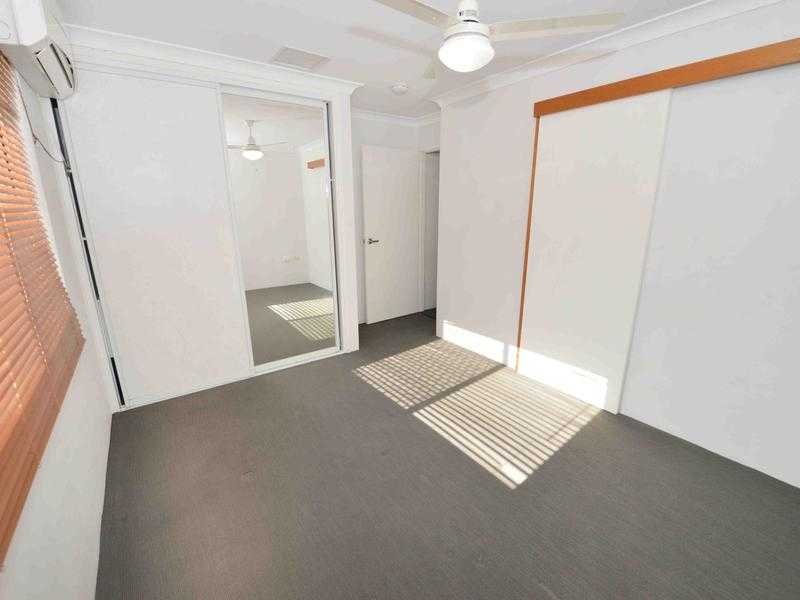 2/15 Carinya Drive CLINTON 4