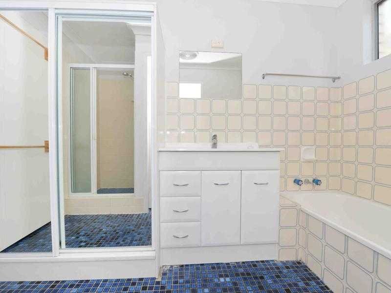 2/15 Carinya Drive CLINTON 10