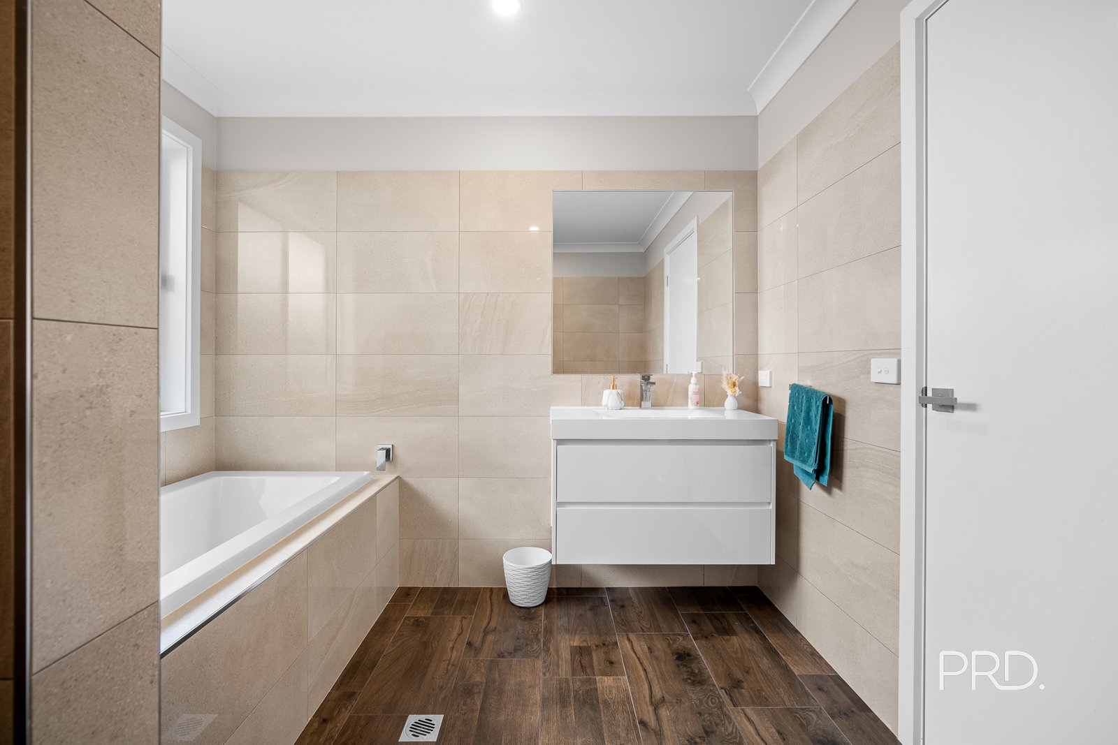 2/15 Chang Avenue LLOYD 15