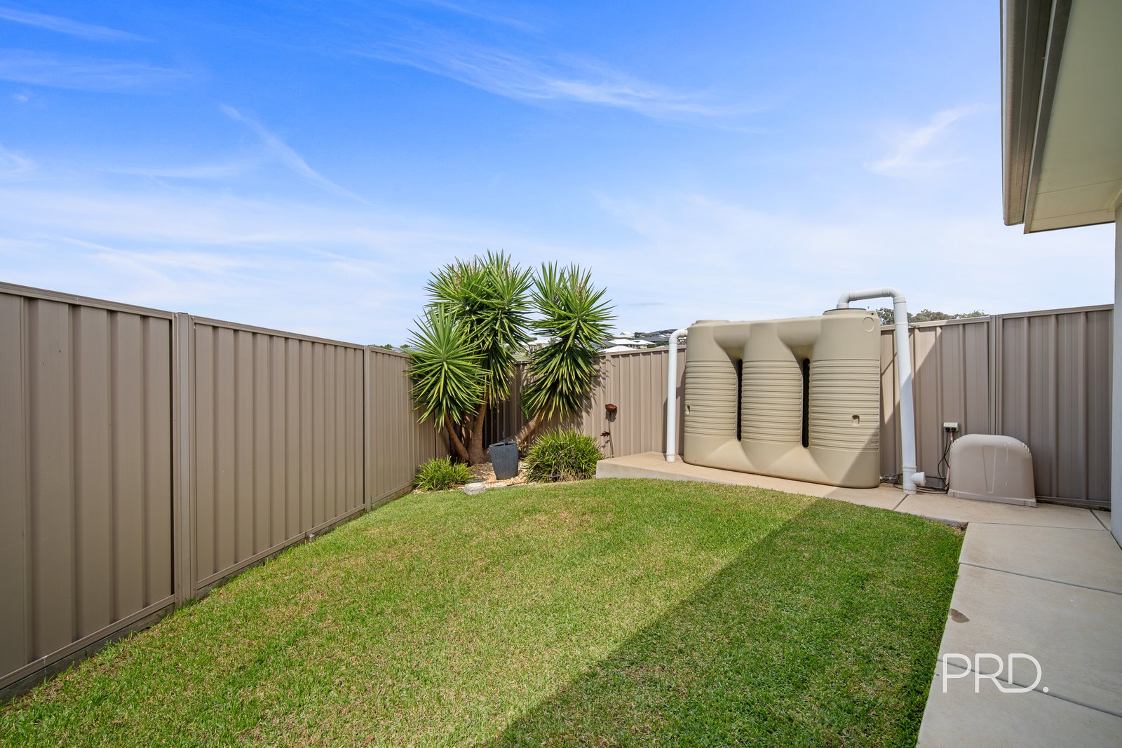 2/15 Chang Avenue LLOYD 18