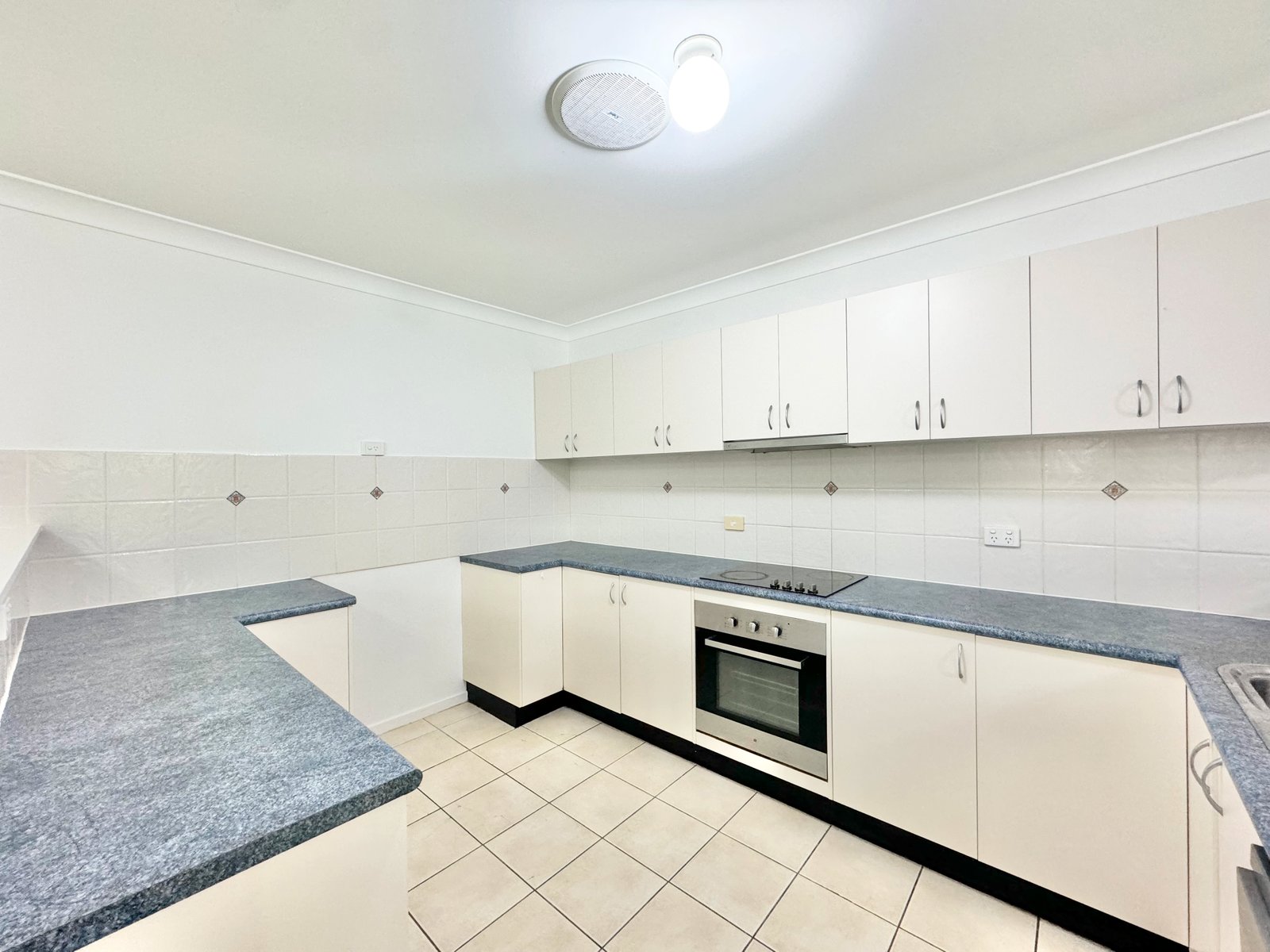 2/15 Hairtail Close CORLETTE 2