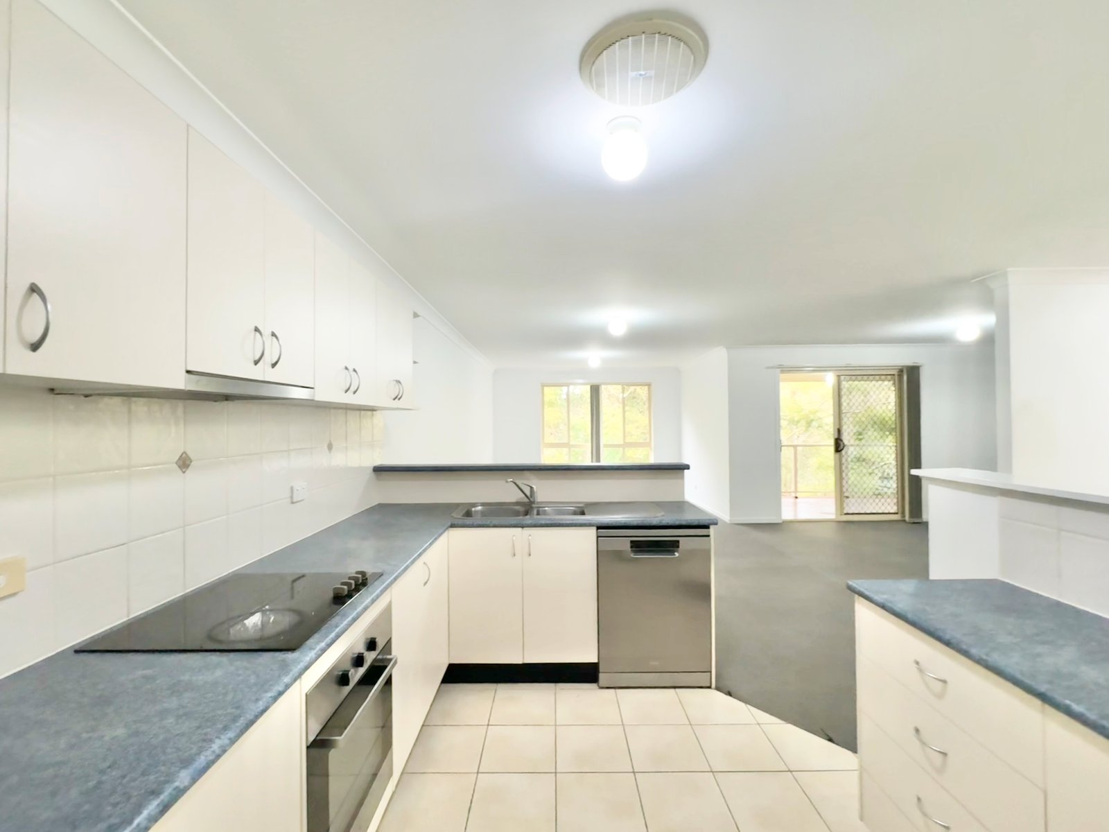 2/15 Hairtail Close CORLETTE 5