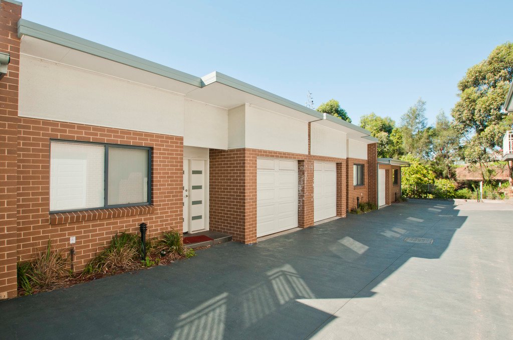 2/15 Hingston Cl  LAKE HEIGHTS 1