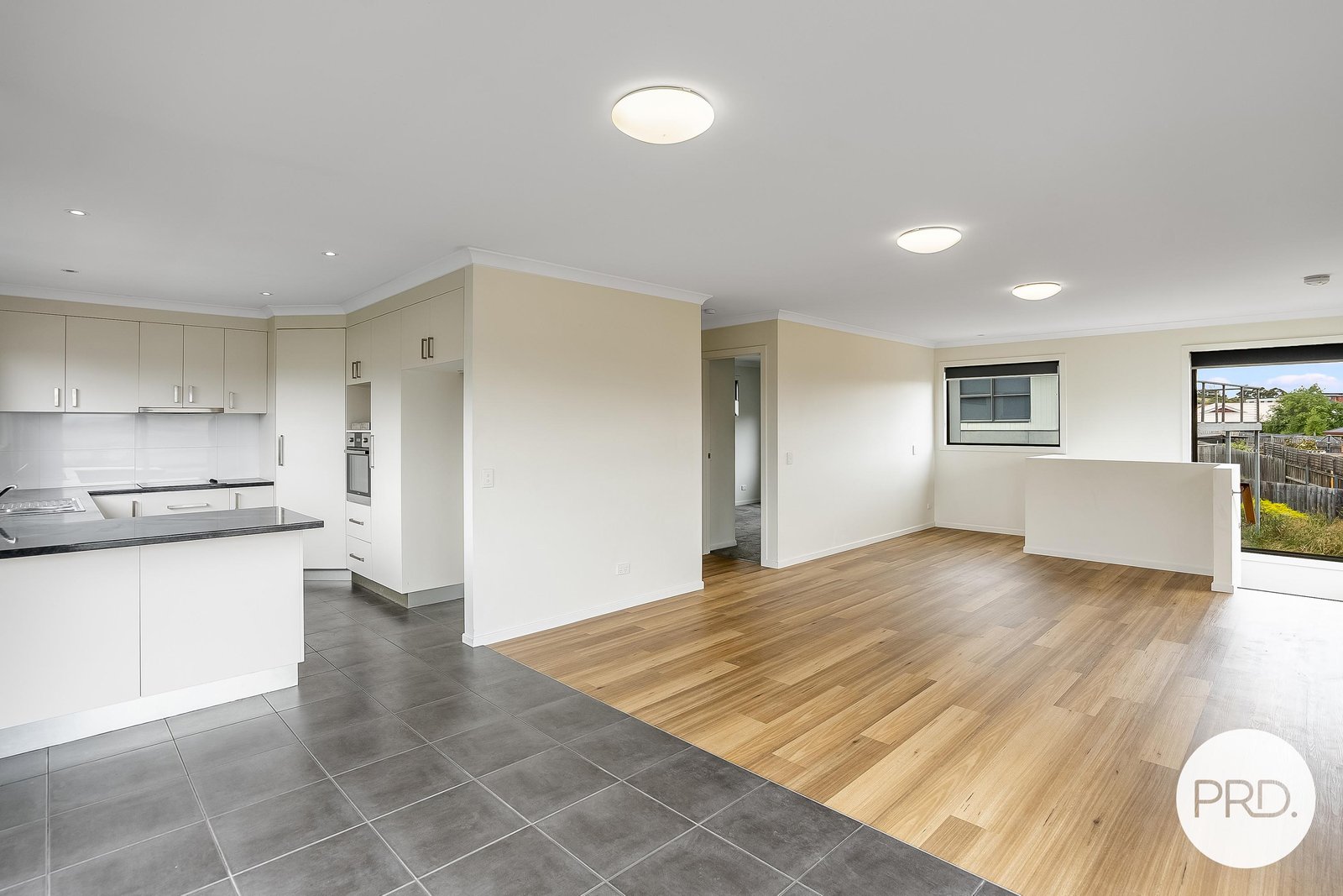 2/15 Ivy Close OAKDOWNS 4