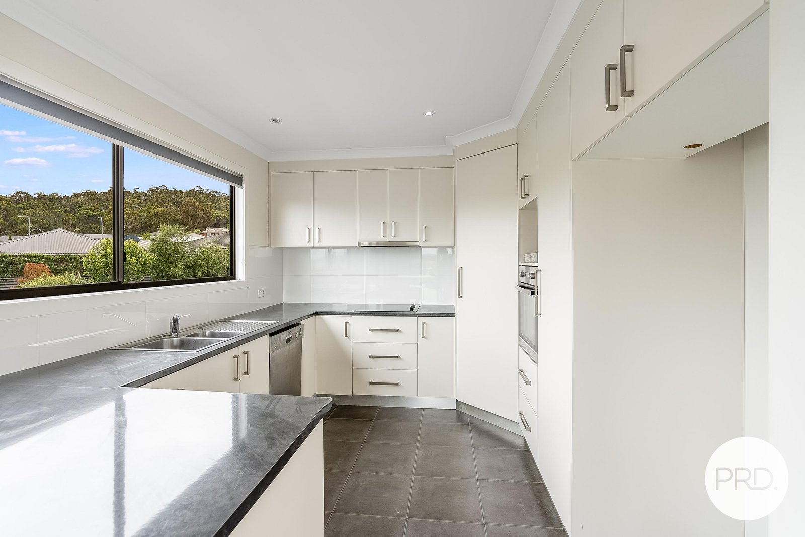 2/15 Ivy Close OAKDOWNS 5