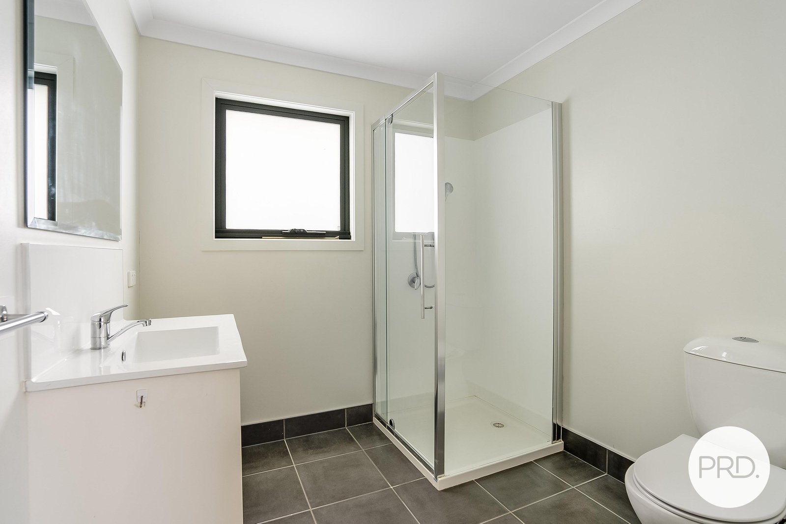 2/15 Ivy Close OAKDOWNS 7