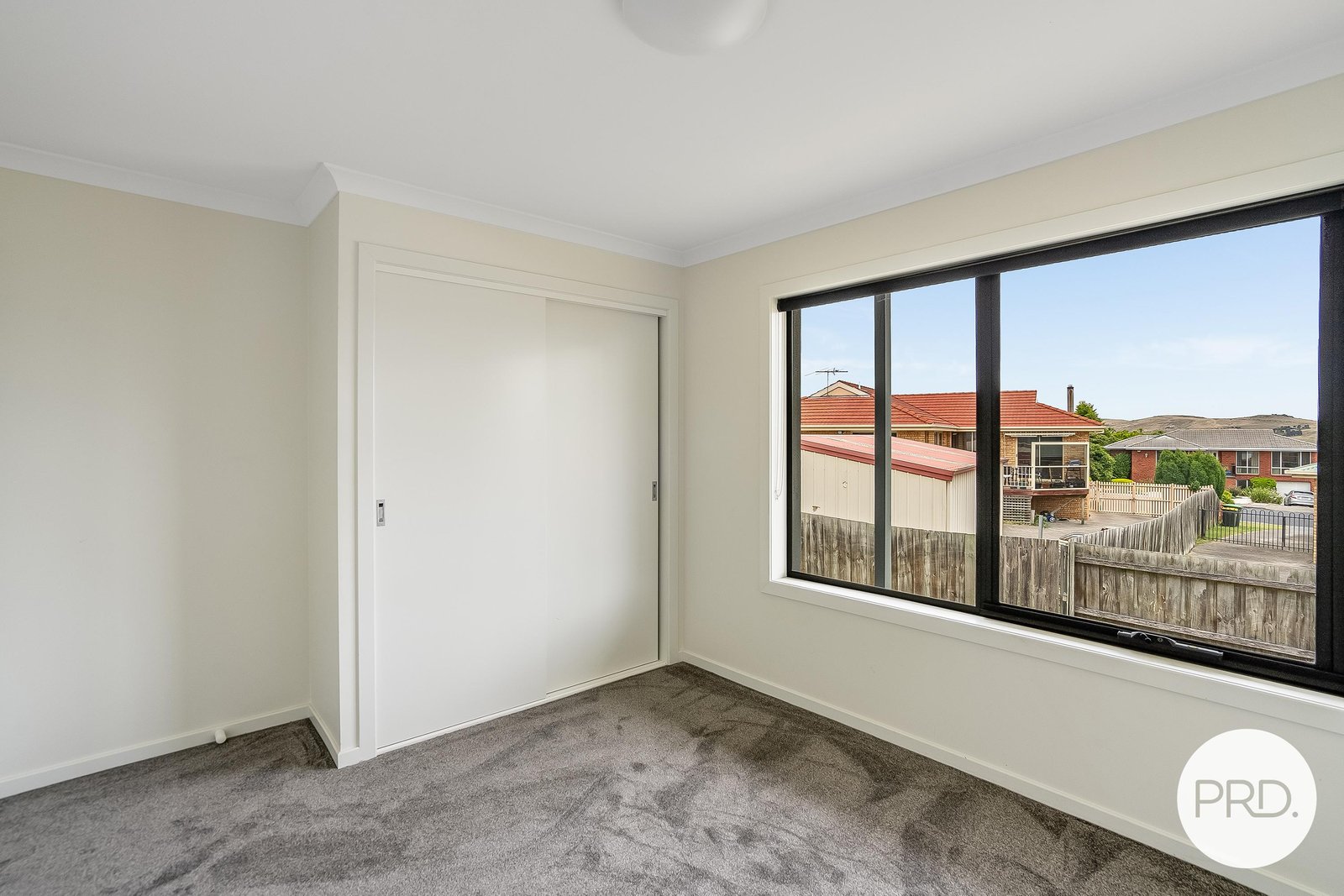 2/15 Ivy Close OAKDOWNS 9