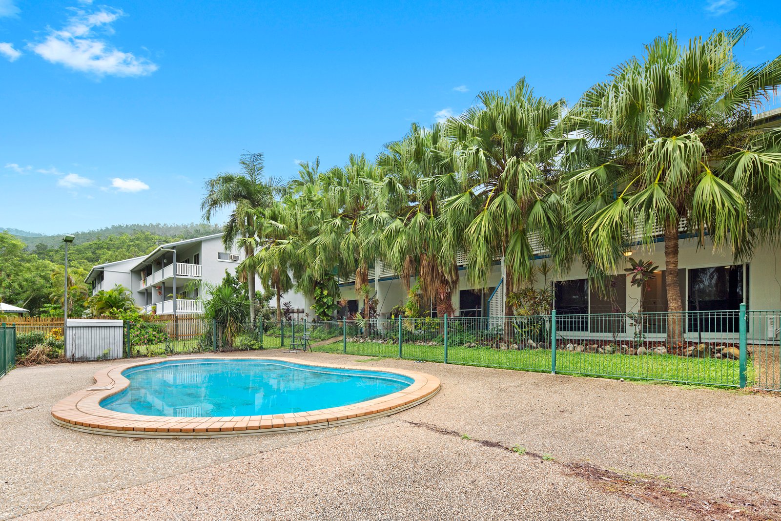 2/15 Tropic Road CANNONVALE 3
