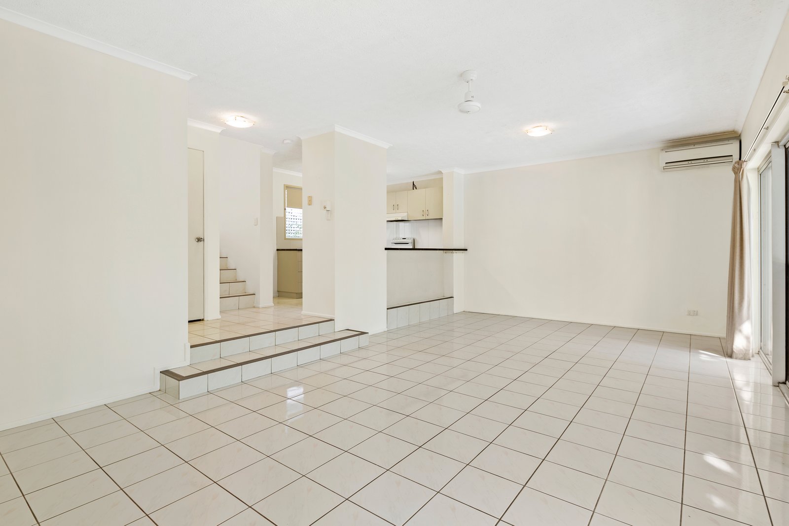 2/15 Tropic Road CANNONVALE 4
