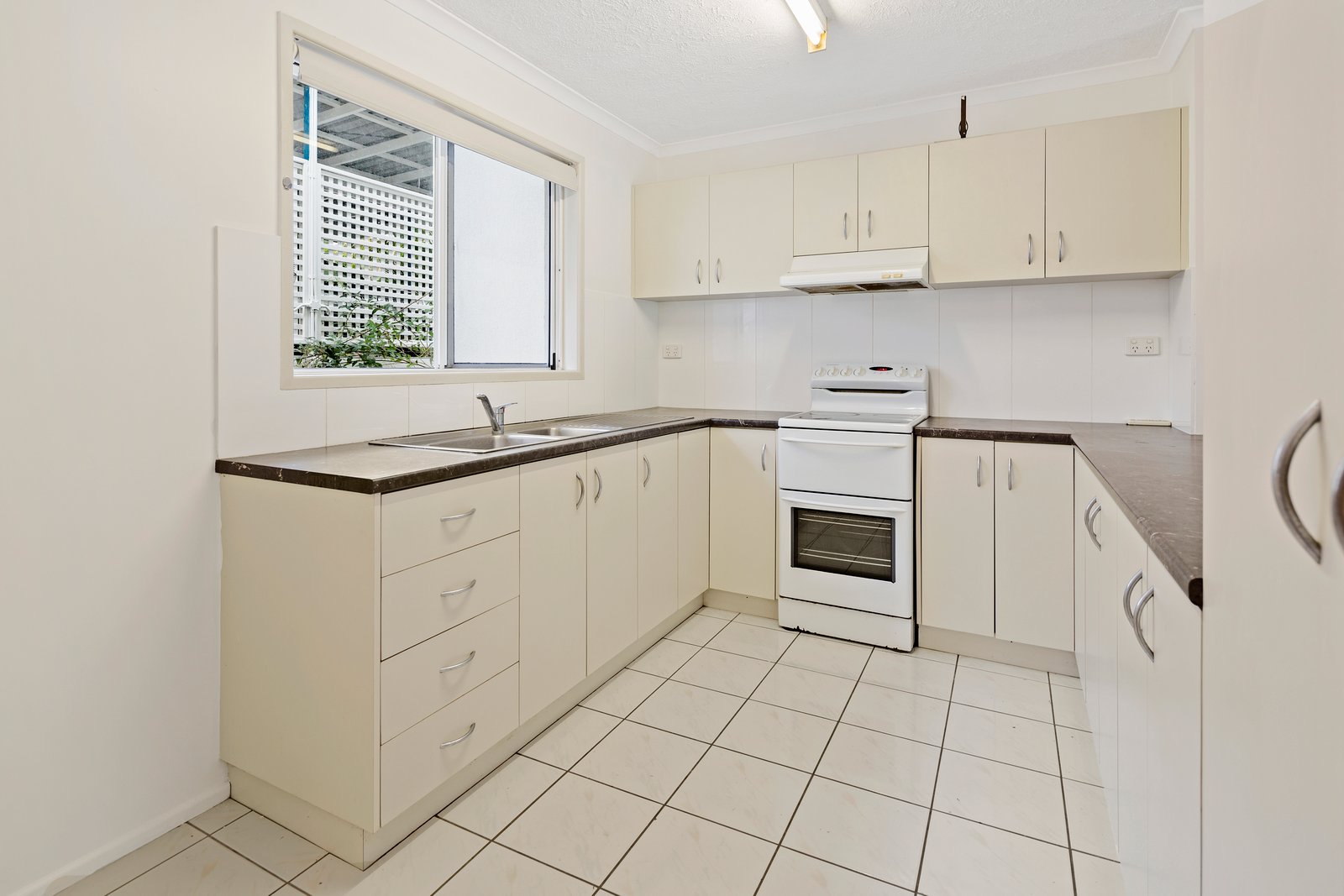 2/15 Tropic Road CANNONVALE 5