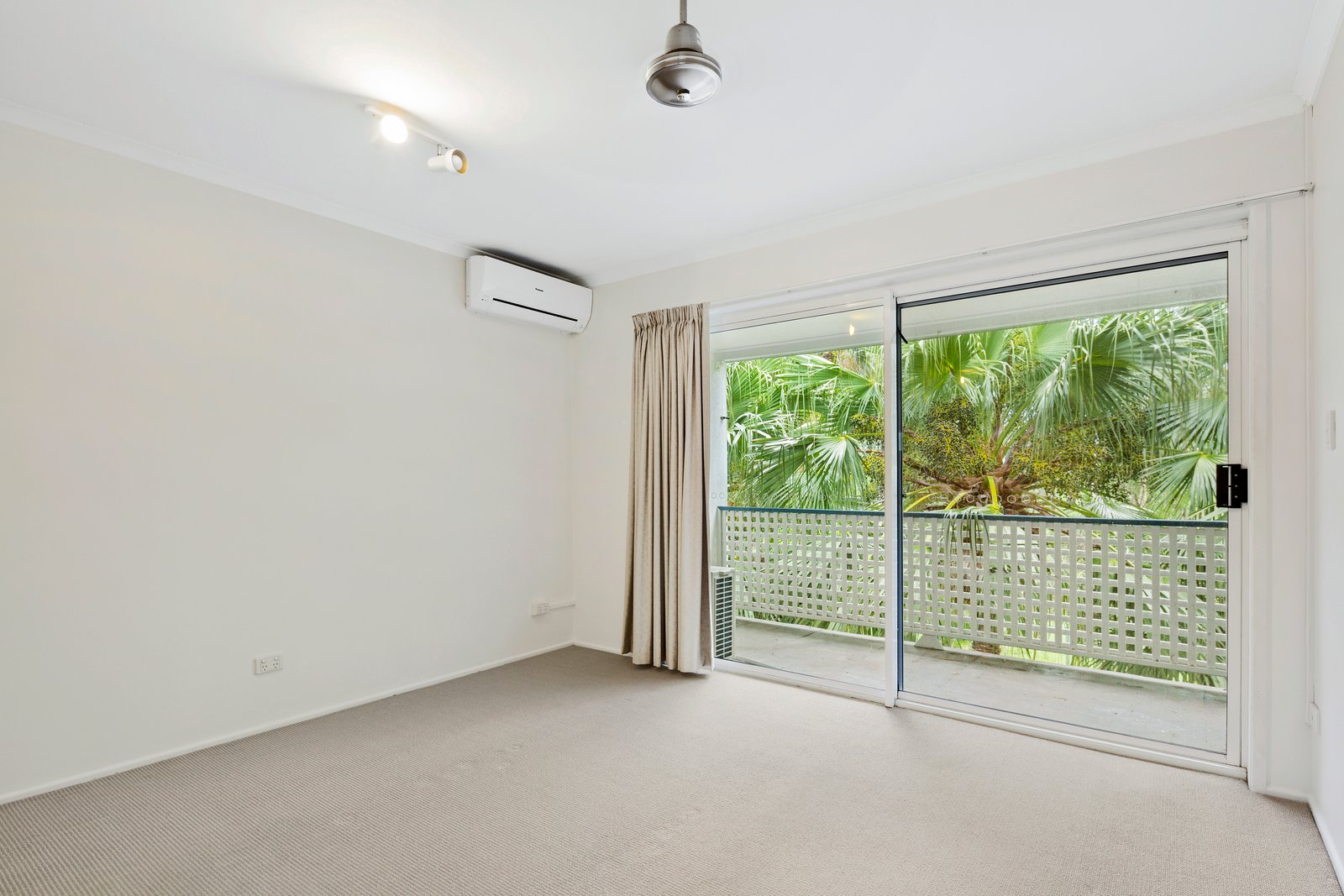 2/15 Tropic Road CANNONVALE 7