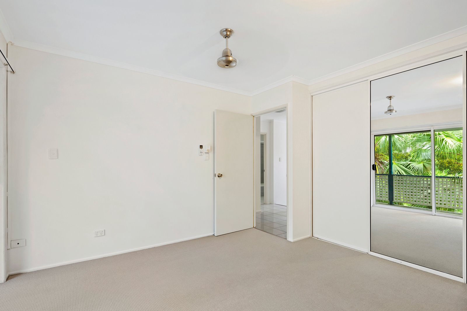2/15 Tropic Road CANNONVALE 8