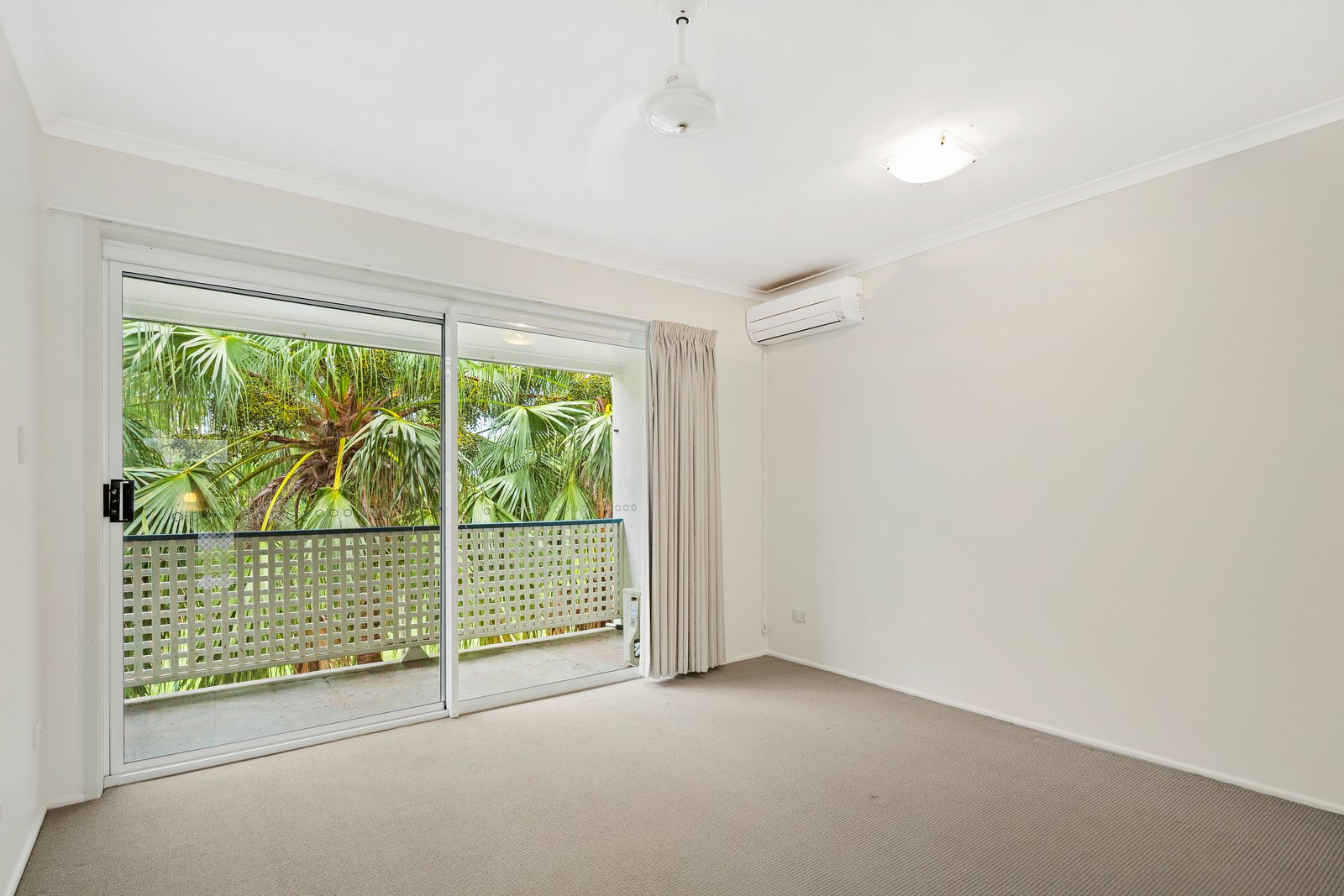 2/15 Tropic Road CANNONVALE 9