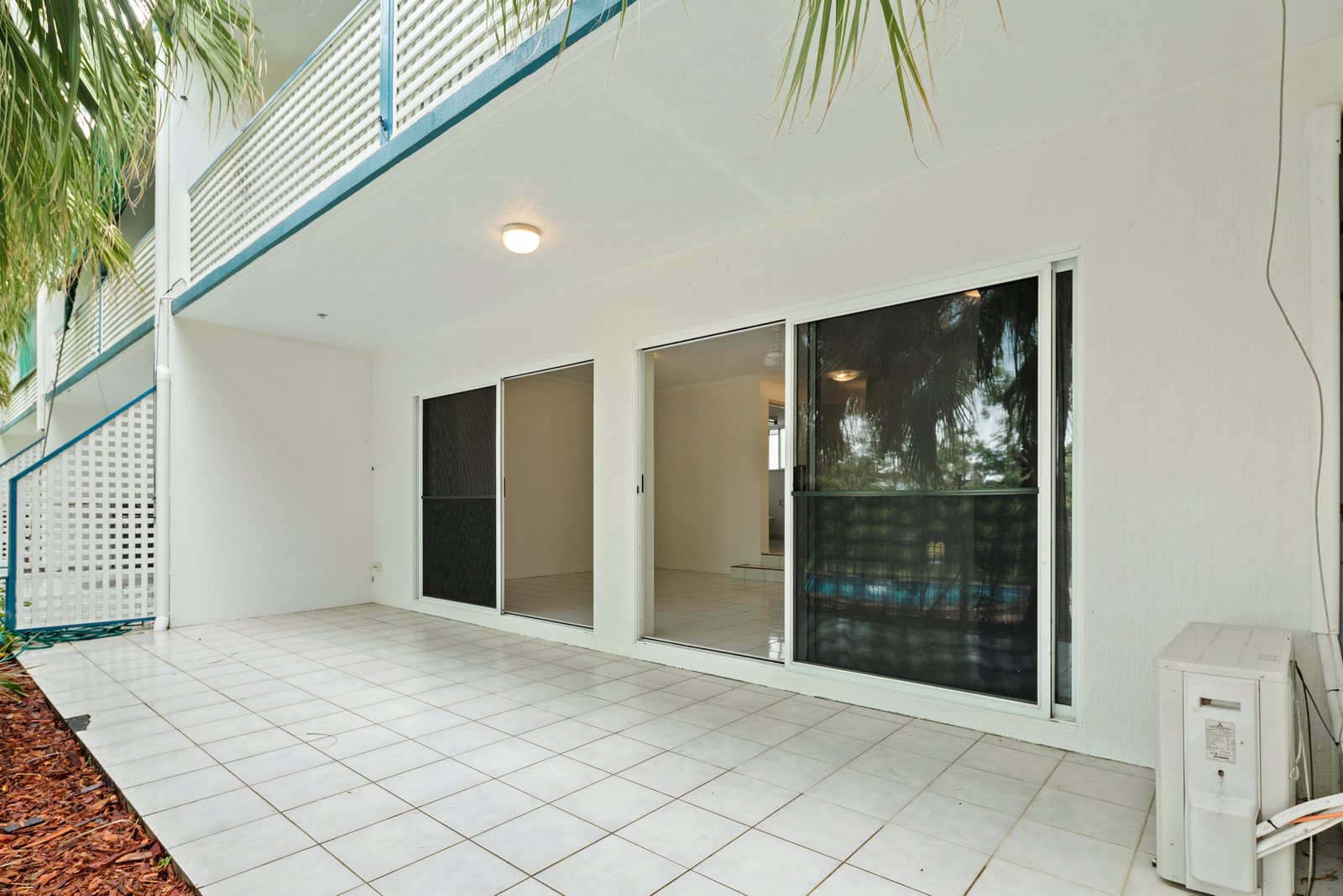 2/15 Tropic Road CANNONVALE 11