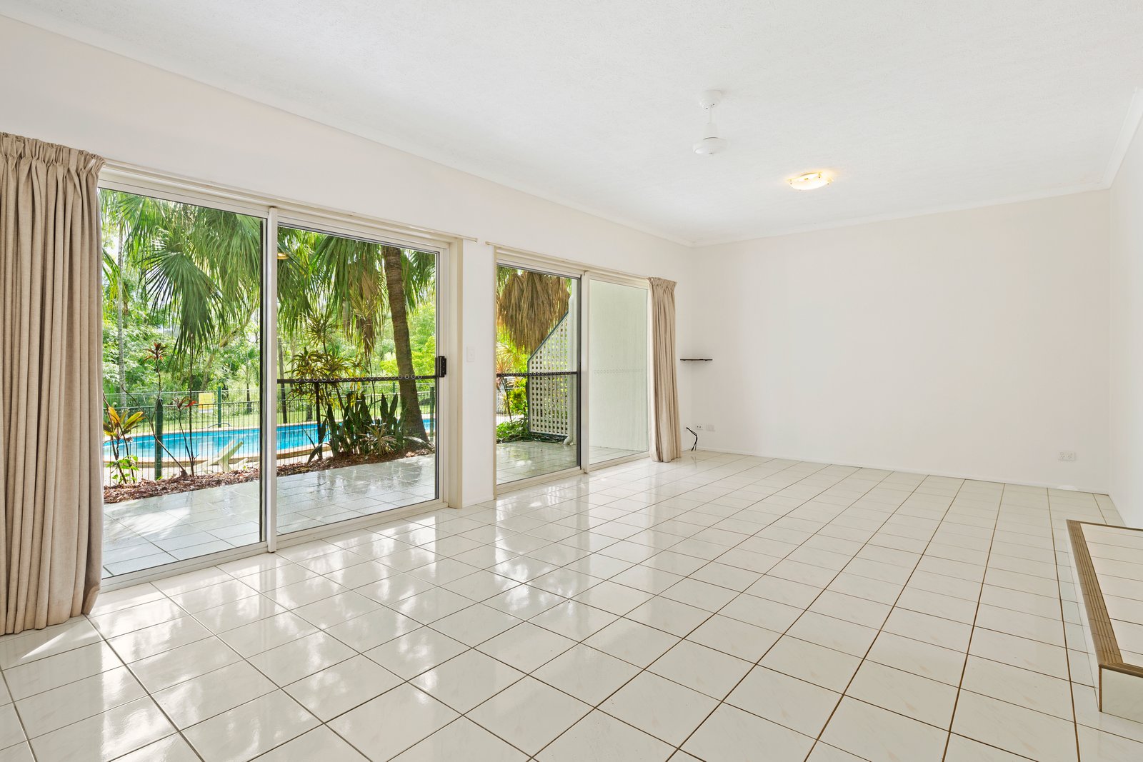 2/15 Tropic Road CANNONVALE 13