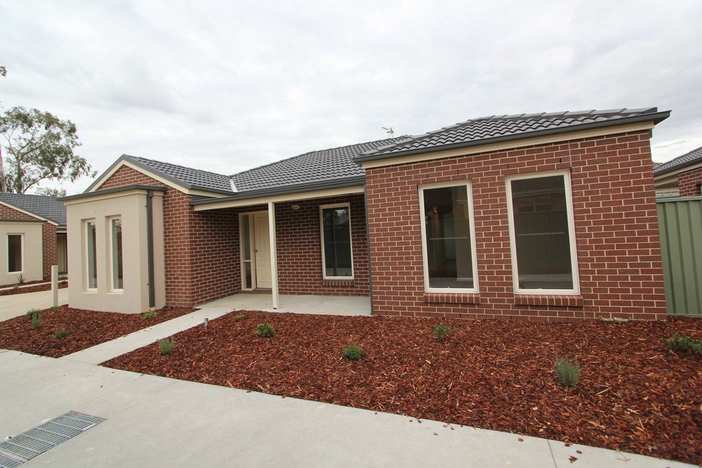 2/16 Alexander Avenue LAKE WENDOUREE 1