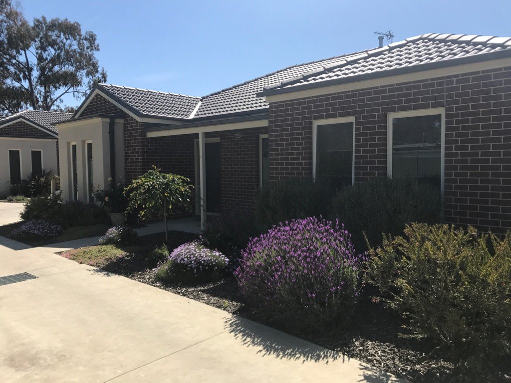 2/16 Alexander Avenue WENDOUREE 1