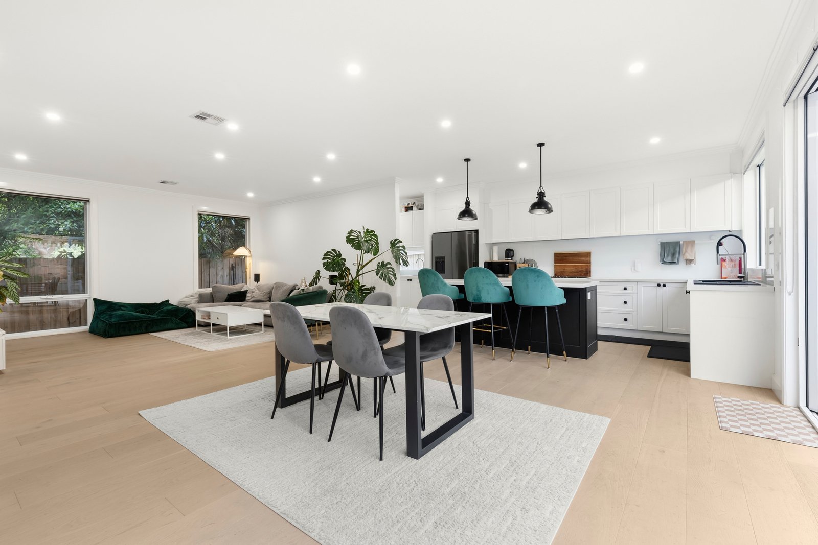 2/16 Hampshire Road, Glen Waverley, 3150