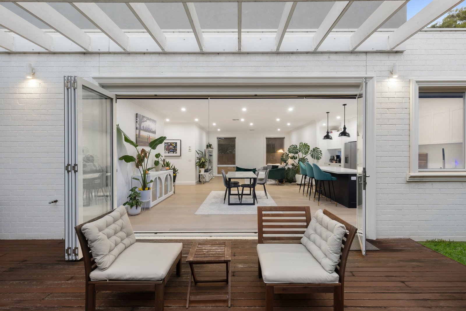 2/16 Hampshire Road, Glen Waverley, 3150