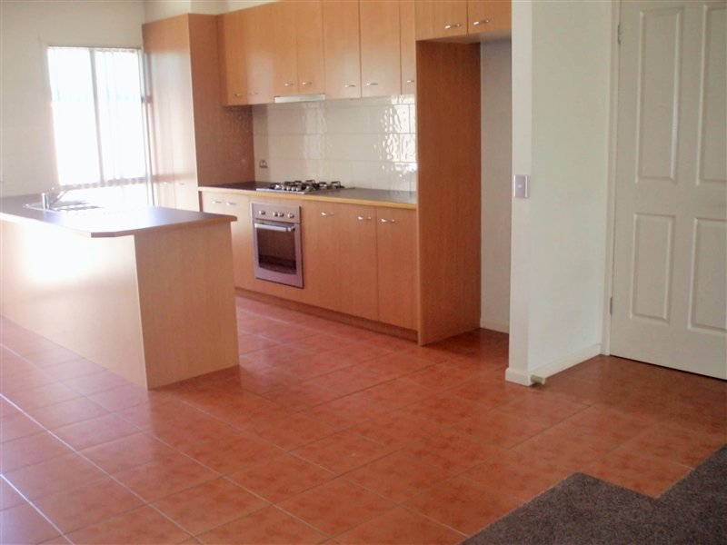 2/16 McLachlan Street GOLDEN SQUARE 2