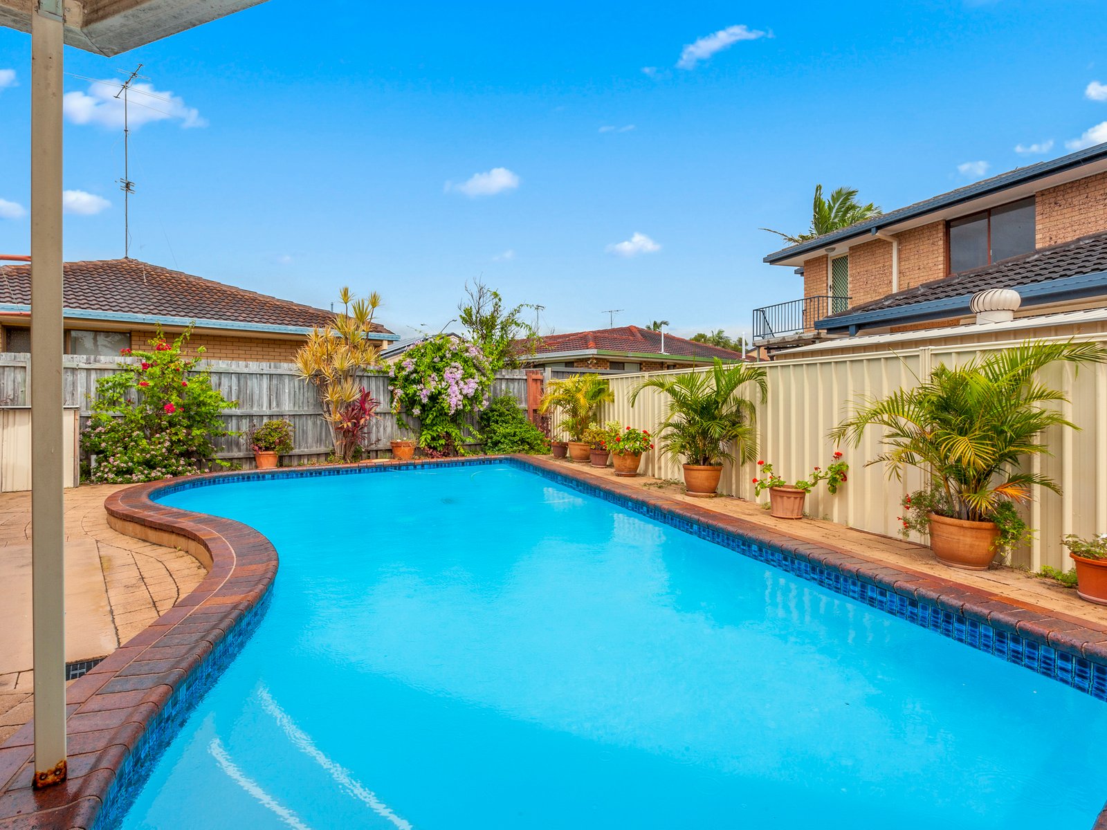 2/16 Peacock Place BURLEIGH WATERS 3