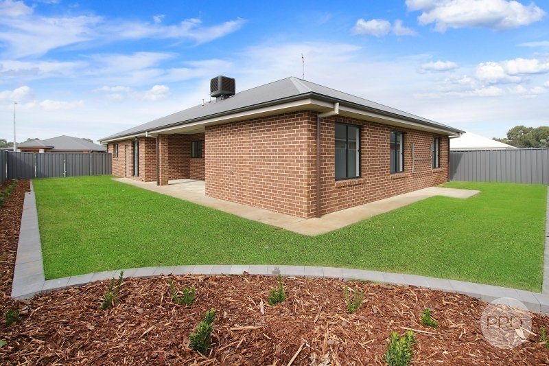 217 Brooklyn Drive THURGOONA 11