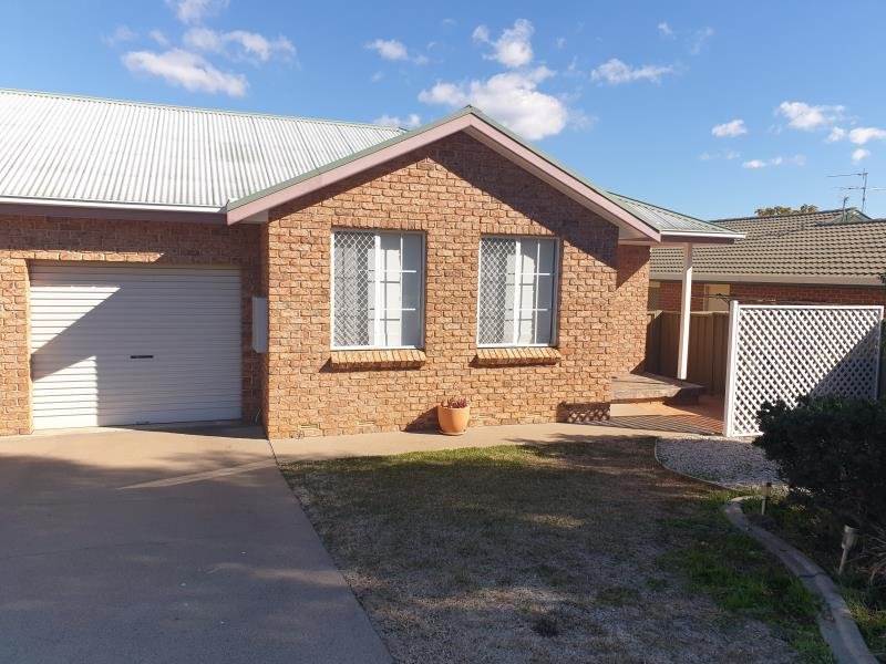 2/17 Charles Coxen Close TAMWORTH 1