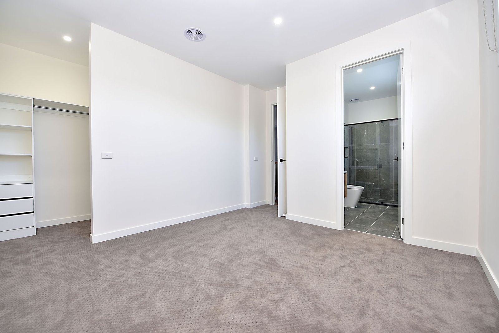 Gallery: 2/17 Ellt Crescent