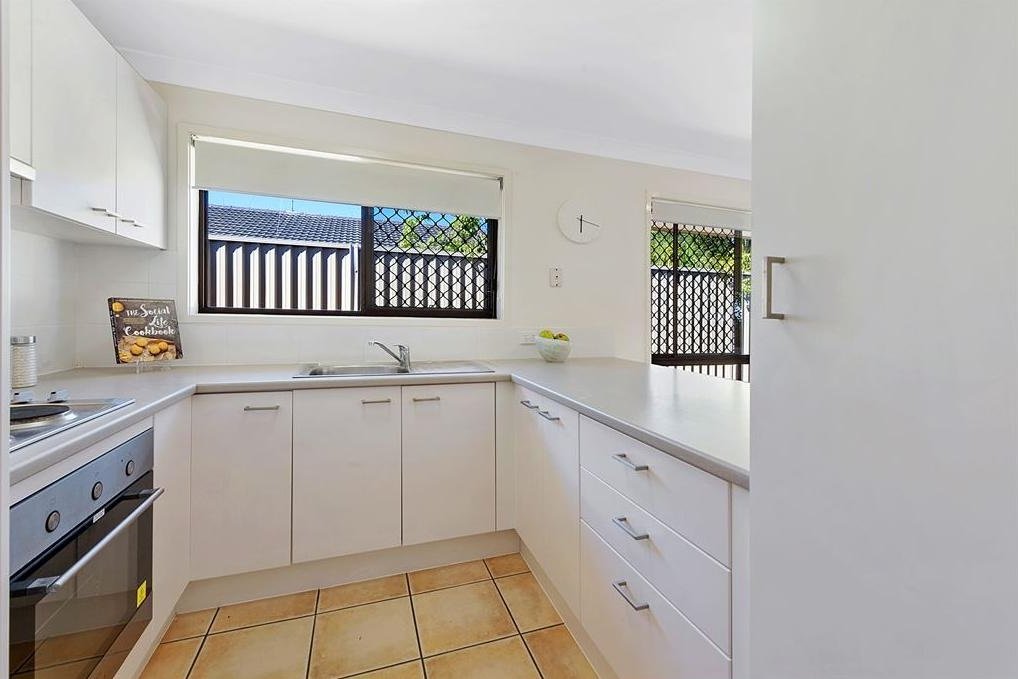 2/17 Gardiners Place SOUTHPORT 4