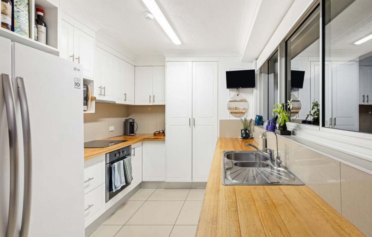 2/170-180 The Esplanade Burleigh Heads 9