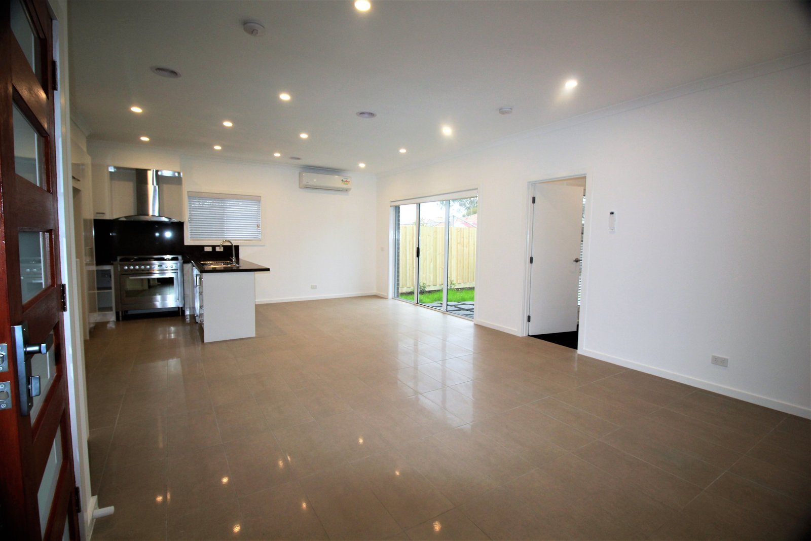 Gallery: 2/18 Bossington Street