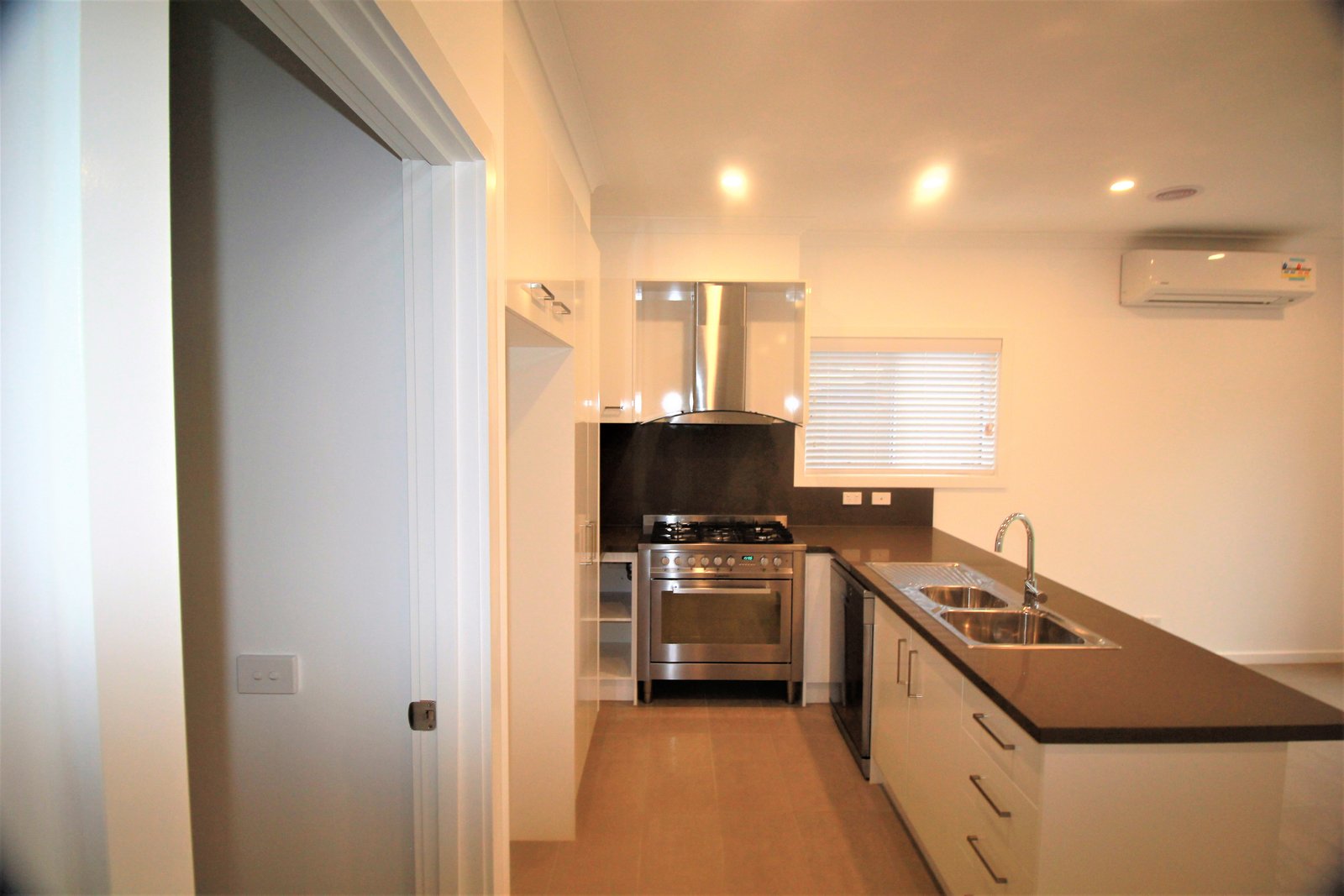 Gallery: 2/18 Bossington Street