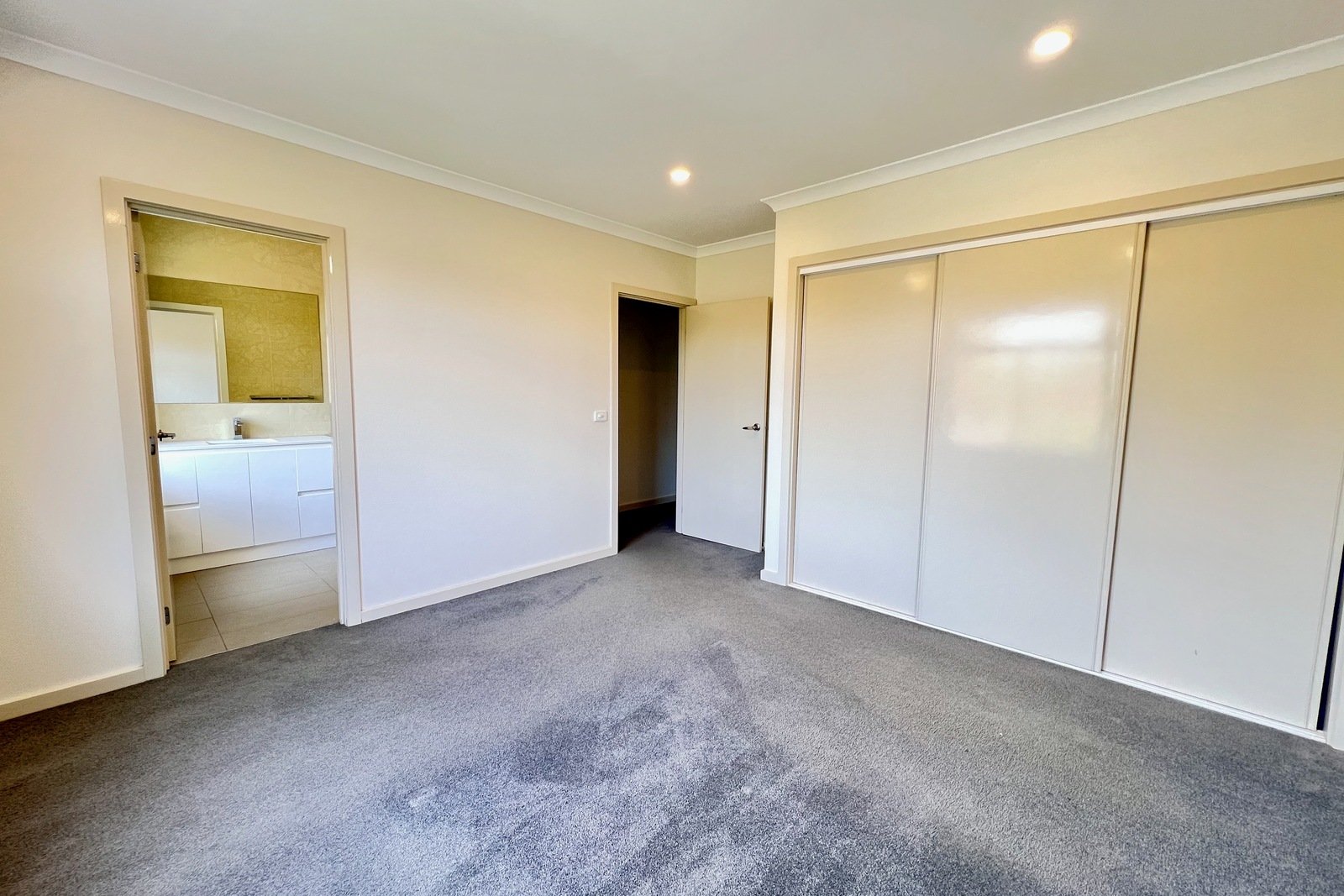 2/18 Lorne Parade, Mont Albert, 3127
