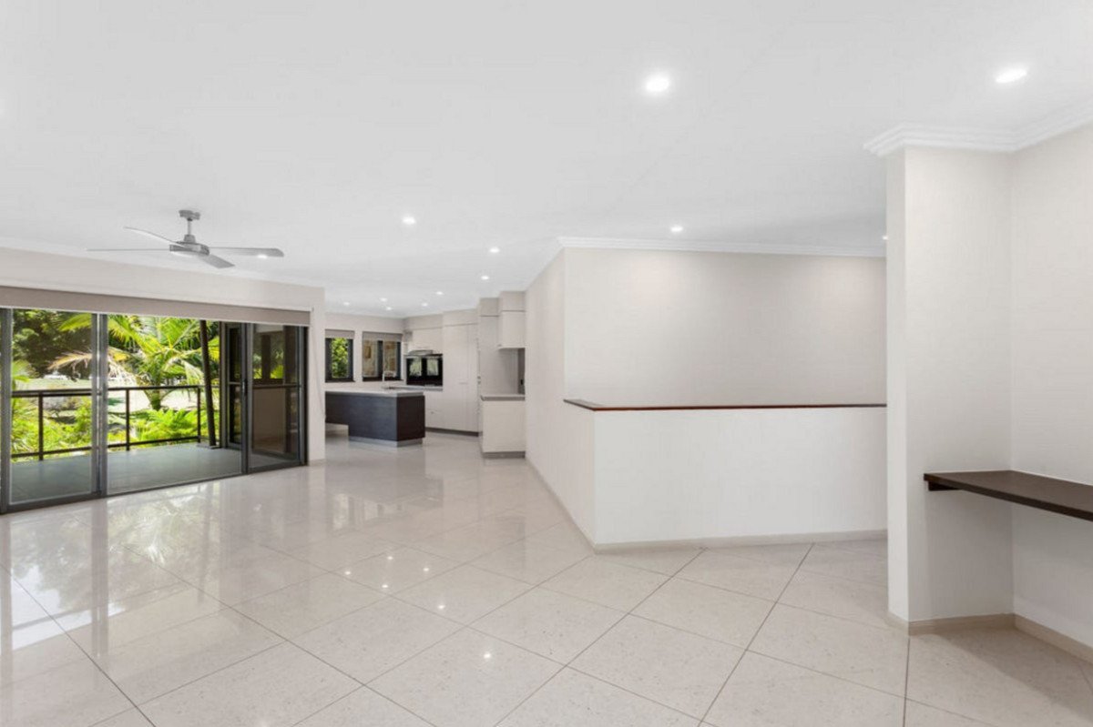 2/18 Menton Avenue Varsity Lakes 2