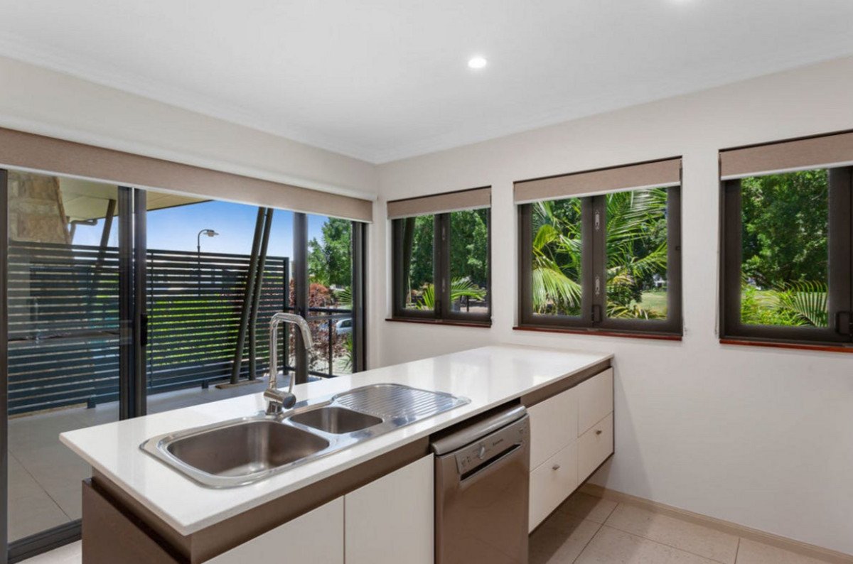 2/18 Menton Avenue Varsity Lakes 4