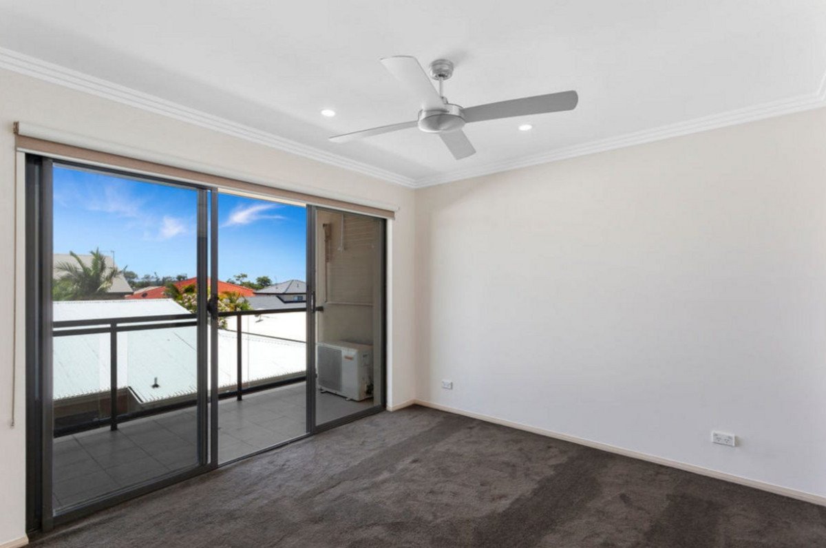 2/18 Menton Avenue Varsity Lakes 5