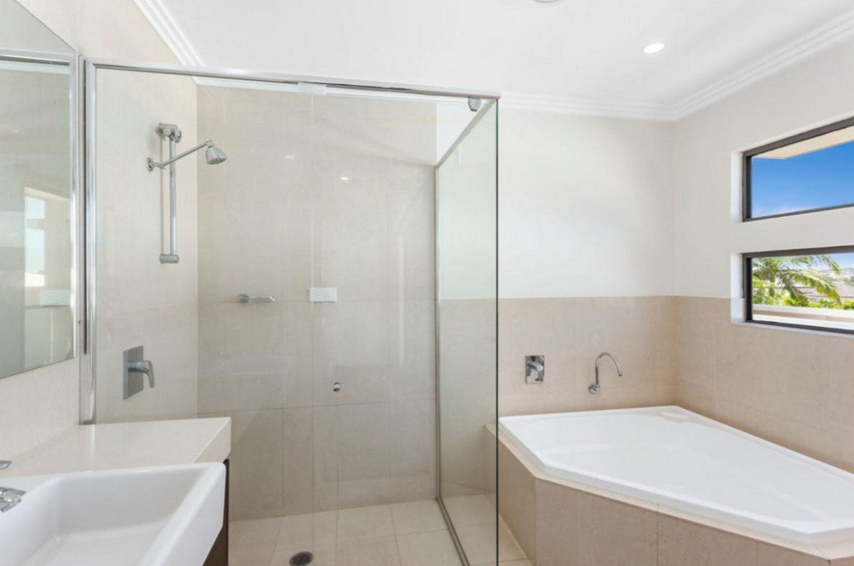 2/18 Menton Avenue Varsity Lakes 6