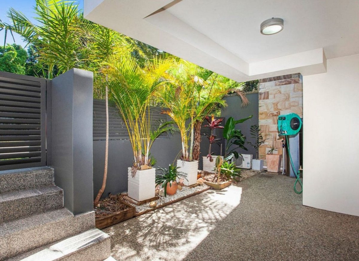 2/18 Menton Avenue Varsity Lakes 10