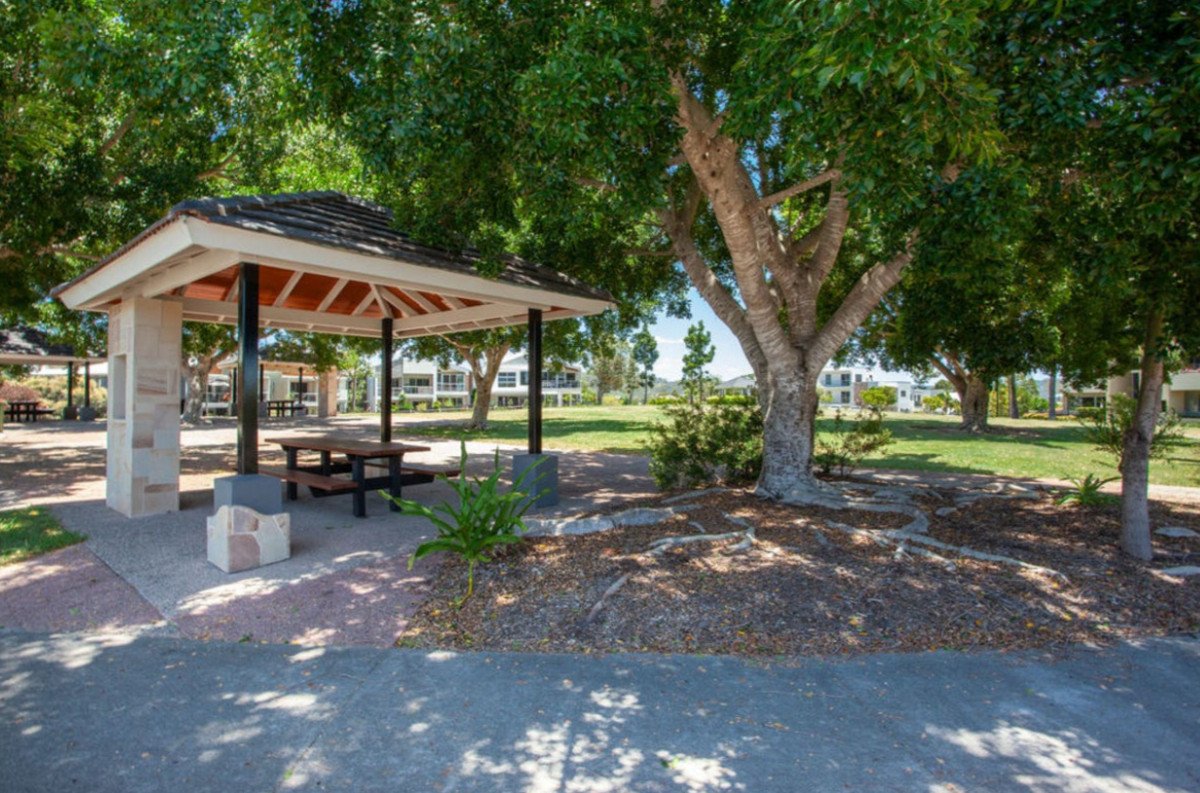 2/18 Menton Avenue Varsity Lakes 11