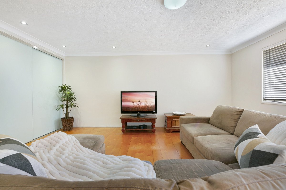 2/18 Snipe Street Miami 7