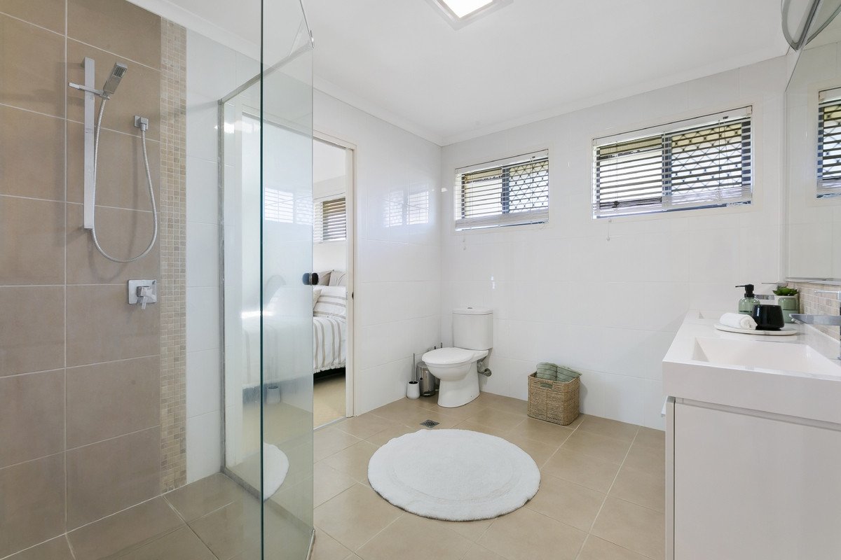 2/18 Snipe Street Miami 9