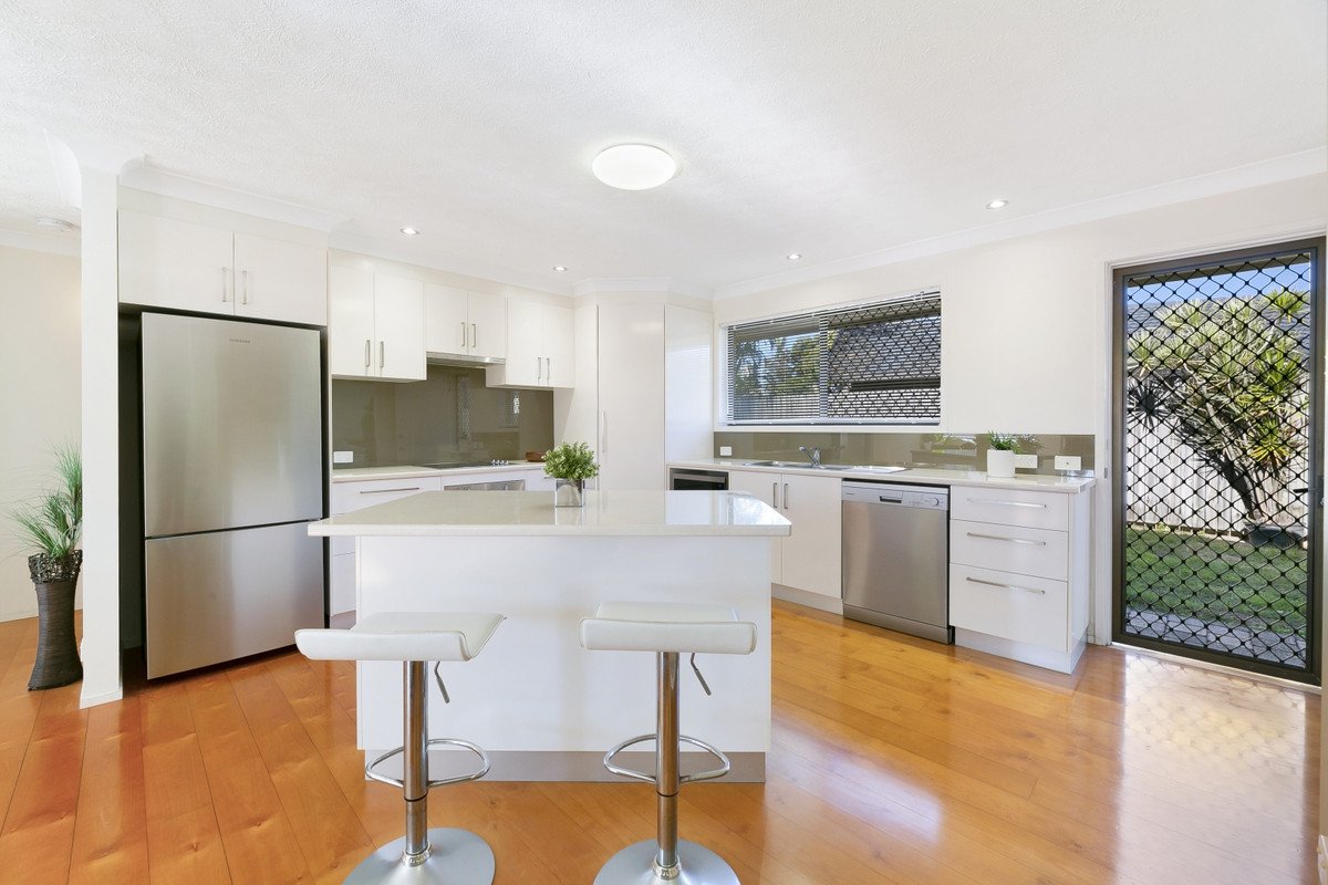 2/18 Snipe Street Miami 11