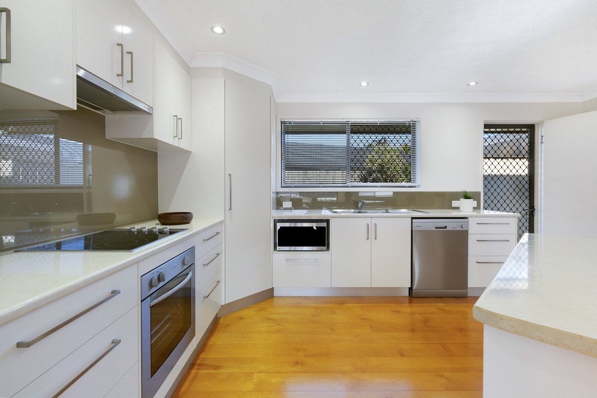 2/18 Snipe Street Miami 12