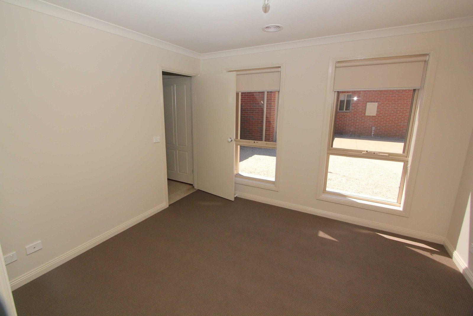 2/1a Whitelaw Avenue DELACOMBE 9
