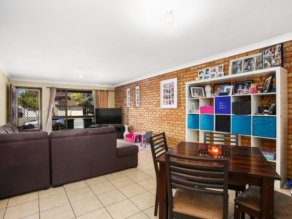 2/2 Barbet Place BURLEIGH WATERS 9