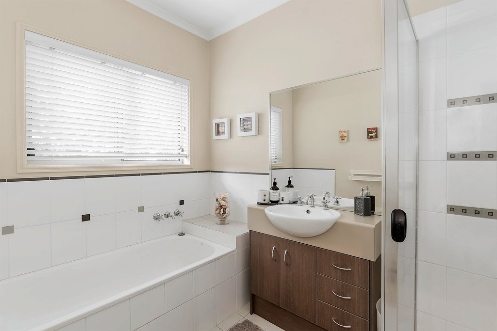 22 Campelles Avenue VARSITY LAKES 9