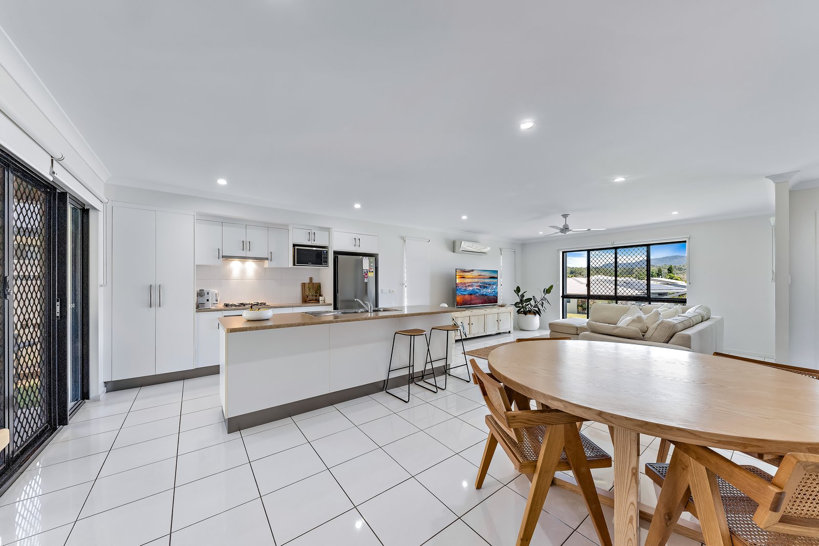 22 Companion Way CANNONVALE 1