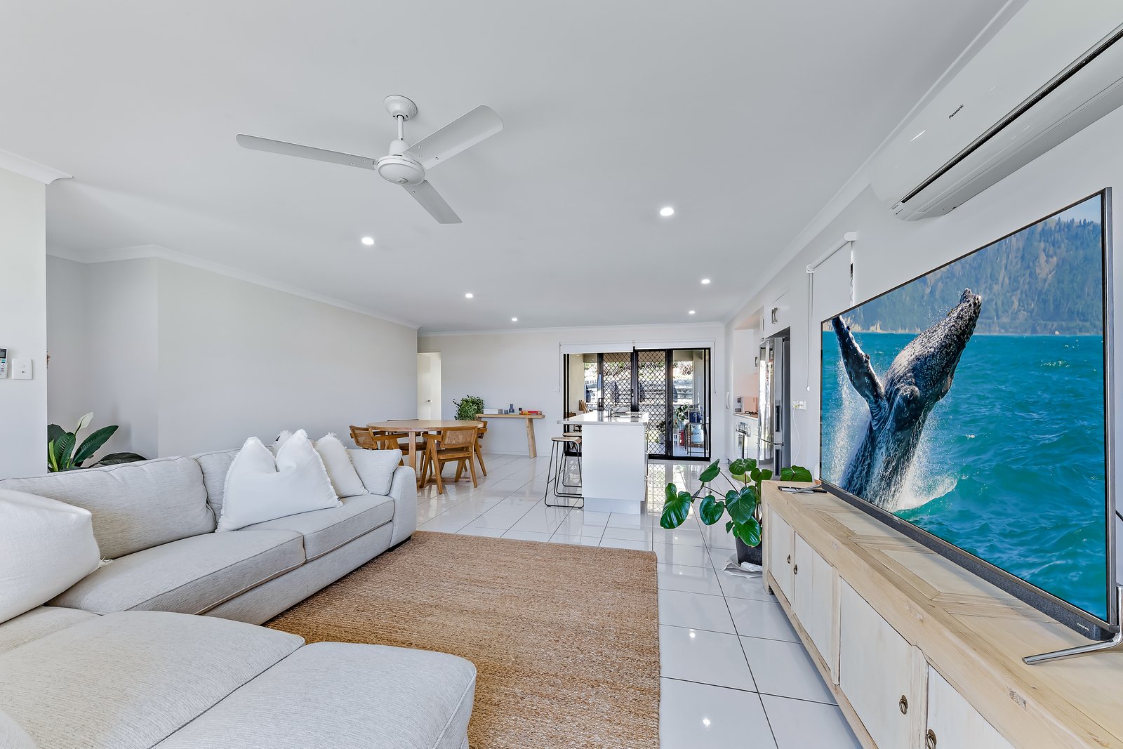22 Companion Way CANNONVALE 2