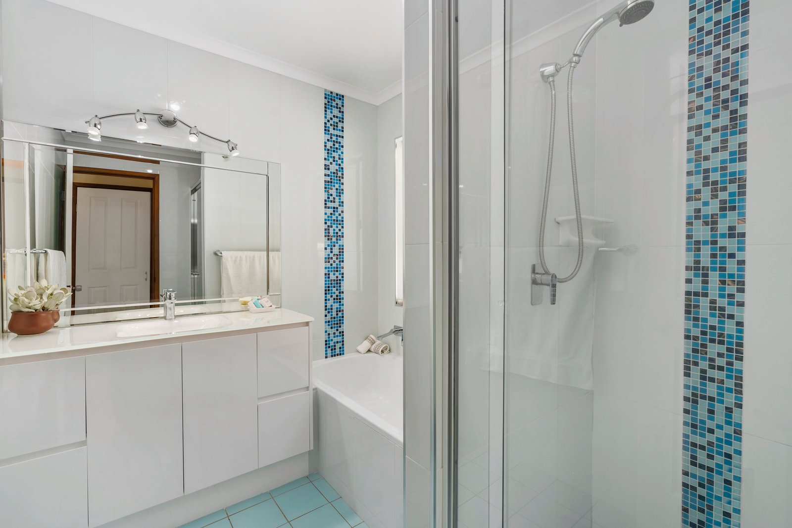 22 Glentrees Grove CURRUMBIN WATERS 12